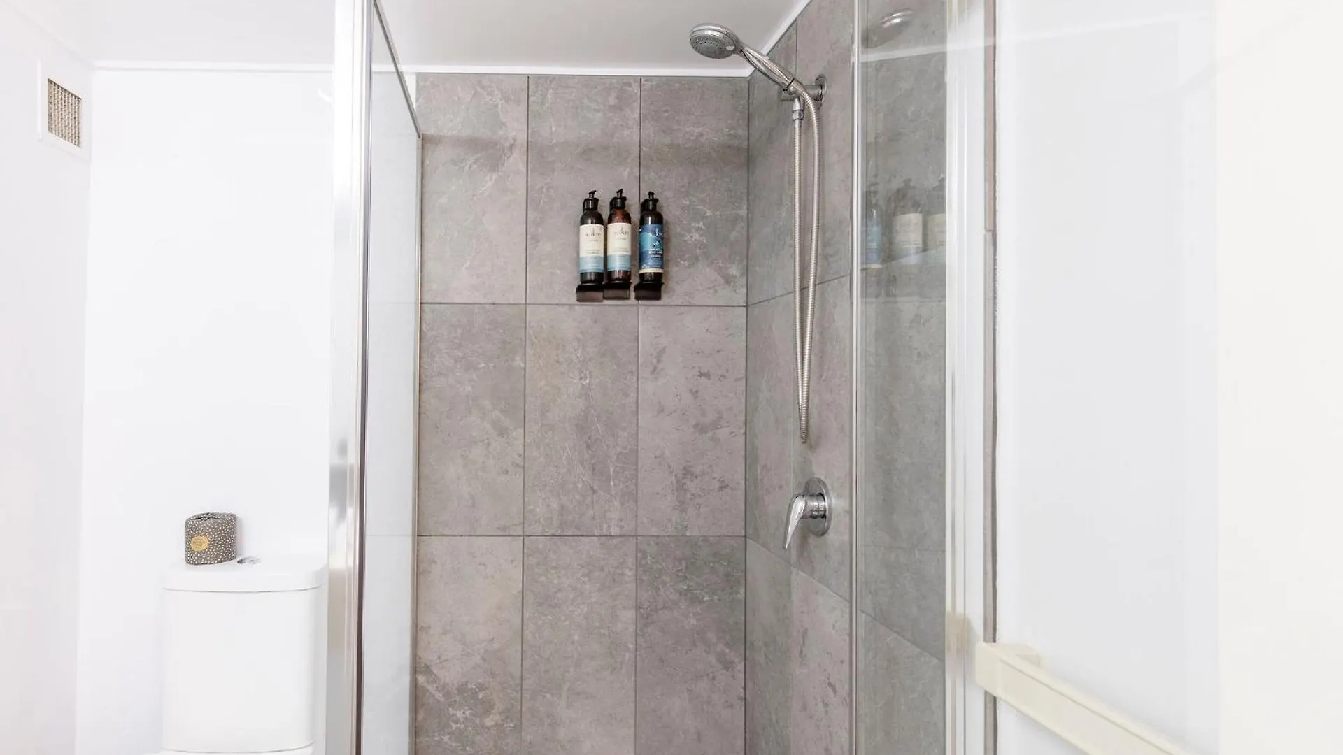 Kings Beach Oceanfront Apartment With Pool Caloundra